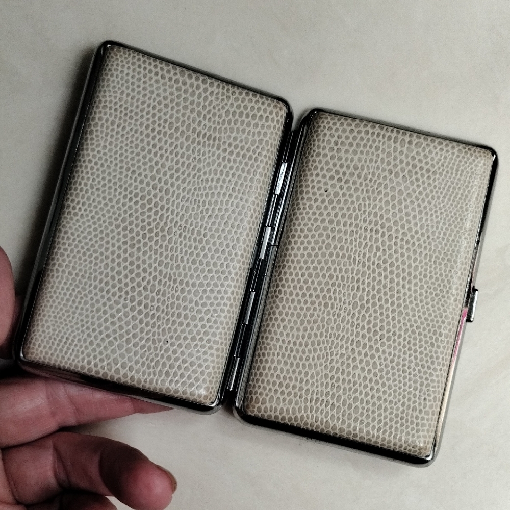 Barnes & Noble Vintage Cream Faux Crocodile Embossed Leather Card Holder - Picture 4 of 5